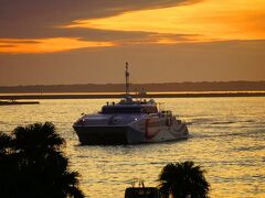 運転手さんに夕焼けを見るなら離島ターミナルの屋上の駐車場に行くのが良いと教えられて急いで上がってみました。