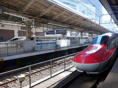 　京急で品川に移動して、JRで東京駅へ。遠目で初めて見た高輪ゲートウェイ駅、ホームに人いなくて閑散としていました。