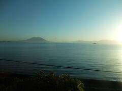 車窓はもちろん鹿児島湾と桜島！