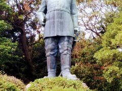 西郷の銅像は南東の方角にある桜島を向いて建っている。
