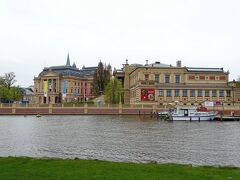 お城から対岸を眺めた際に見えたこの建物・・・