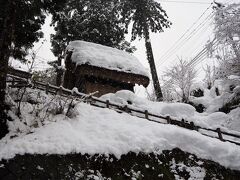 ＜流刑小屋＞
かつて加賀藩の政治犯などを収容していた小屋で流刑地だった五箇山の歴史を物語っています。この中に人形があるそうですが・・・