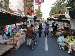 昨日持ち帰りしたおにぎりとコロッケを朝ごはんに食べて土佐の日曜市へ