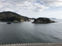 展望台からの眺め。
仙酔島（左）・弁天島（右）の絶景の瀬戸内海の風景が一望。

弁天島は、鞆の浦と仙酔島の間にある無人島で，別名を「百貫島」と呼ばれる。
ランドマークの朱塗りの弁天堂があり，漁師たちの守神である弁財天が祭られている。