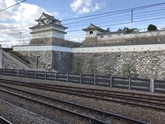 福山駅8番ホームより、福山城伏見櫓・筋金御門を望む。

