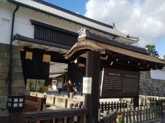 八坂神社へのバスは二条城の入り口から
道を渡ったところから乗りました。