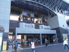 JR京都駅は昔と比べて様変わりしていました。
私たちが良く知っている京都駅はまだ国鉄と呼ばれていた
古き良き時代の雰囲気が残っている駅ビルでした。
今日見るJR京都駅はまるで近未来の芸術空間の様です。
私たちは「お上りさん」の様に心をウキウキさせながら
駅ビル内を観光して歩き回りました。