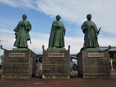 駅前のこうち旅広場に、坂本龍馬,中岡慎太郎,武市半平太の三志士像がありました。
こちらは銅像ではなく、発泡スチロール？で出来ているんだそうです。
なので、地方へ出張に行ったり、台風の時には退避したりするんだそうです（笑）