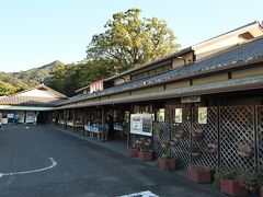 ●道の駅 しまなみの駅御島

「宗方港」から北東方向へ車を走らせ、宮浦地区の中心にある「道の駅 しまなみの駅御島」まで移動してきました。
本当はちょっとひと息入れたいところなんですが、だいぶ陽も傾いてきているので、さっそく目的のスポットへ。