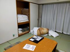 お宿のコンドミニアム グランビュー岩井に到着
和室でいいじゃないの。キッチン付きで食器あり 温泉からは富士山も見られて素晴らしいお宿です。
ここまで来るのに遥々6時間半。
国道で行く長旅でした。