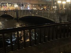 大江橋

堂島川にかかる橋です。国の重要文化財に指定されてます。堂島浜と中之島を結ぶ御堂筋(国道25号)に架かる橋。
同僚と淀屋橋で別れて中之島遊歩道を西に向かって帰ります。