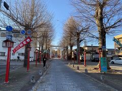 駅前はこれといって観光名所は見当たりませんでしたが、しばらく歩くと須賀神社が見えました。
鎮座して1000年以上の歴史ある神社だそうです。
行ってみようと思いましたが、この時点で水戸線の発車まで15分しかなかったため断念。
大急ぎで走って小山駅までもどりました。