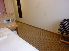 ホテルへ。
アミュプラザと連携してるJR九州ホテル長崎です。
ルームキーを見せるとアミュプラザでの食事がいくらか割引になります。

十分な広さと美しさ。大満足です。
フロントさんも丁寧だし、
ソープの香りもよかった。
