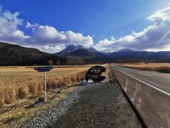 昼過ぎに所用を終わらせ、遠回りだけどいつもと違うルートで向かいます。
山に近づくにつれて路肩には雪も積もっています。
標高1,０１８mm 外気温はー２℃寒過ぎて急いで写真撮って車の中に！
遠くにくじゅう連山が薄っすら雪景色、空気も澄んでこの時期も綺麗です、遠回りした甲斐があったかな。
