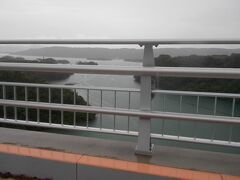 再び古宇利大橋を渡って屋我地島へ渡って。
来た時とは逆方向の今帰仁村につながるワルミ大橋へ向かいます。
「ワルミ」とは沖縄の言葉で「割れ目」という意味だそうです。