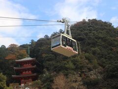 居館跡にあるロープウエイの駅からお城のある山の上に登ります。
片道５分ほどで山の上の駅へ到着します。