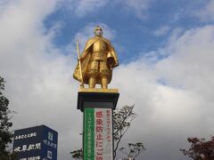 朝の新幹線で名古屋へ、名古屋からはＪＲ線で岐阜駅へ到着。
岐阜駅前には金色の織田信長の銅像がありました。
このご時世なのでマスクをしていました。
