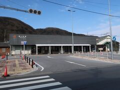 醒ケ井（さめがい）駅



該駅は、明治３３年（１９００年）２月２１日開業である。
該区間たる長岡（現 近江長岡）-米原間は１０．７ｋｍ在り単線時代は列車遅延に依る待避を要する事から、関ケ原-柏原-長岡（現 近江長岡）間１１．４ｋｍ開通時に該駅が設置された。
初代駅本屋は老朽化が深刻な状態となり、昭和３３年（１９５８年）１２月に現第２代駅本屋竣工。
因みに、該駅所在地名は駅名表記と異なり醒井である。