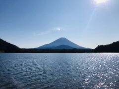 精進湖へ移動。子抱き富士。