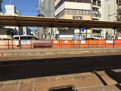 諏訪神社前電停です。路面電車に乗って平和公園へ行きます。