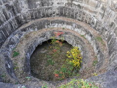 写真に乗ってる黒崎砲台跡はここだったんだ！
おっきな穴がぽっかりと。
先ほどの入り口がしたと繋がっているのでしょうか。