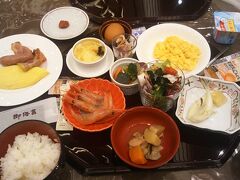 朝食は2階の大広間でいただきます。
コロナ感染対策がしっかり取られています。
品数も豊富です。