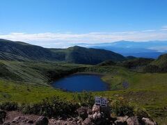 御浜小屋を過ぎるとすぐに登山道右手には鳥海湖をみることができる。
高い位置から見下ろす角度であるが、湖に沿って登山道があり、対岸は近くに湖を見ることができるルートになっている。