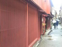 主計町茶屋街。
紅殻格子が似合う街。
