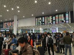 深セン宝安国際空港に到着。凄い人のなみ。待ち合わせで会えるかな。。。