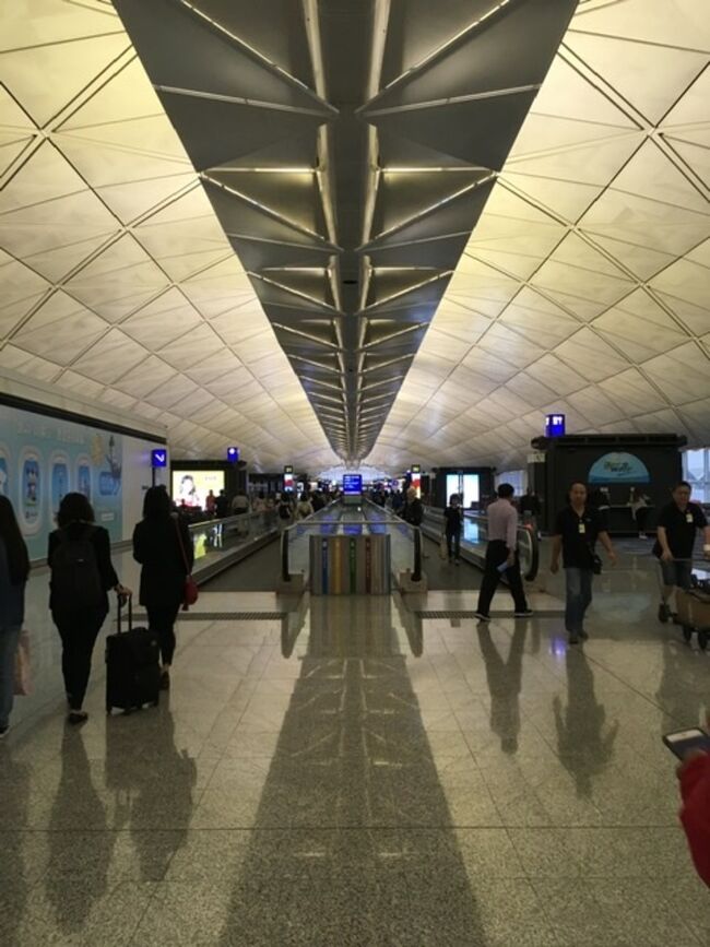 香港国際空港、なんとも幻想的なターミナルでした。