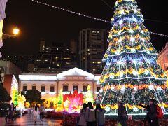 セナド広場の中央にそびえる巨大なクリスマスツリーの向こうには、民政総署（Edificio de Leal Senado）。

ポルトガル人居留地時代の1784年にマカオ統治の中枢として建てられ、1876年、1940年には改修が行われて現在の姿に。

1999年12月20日の中華人民共和国への返還後は、旧海東市（タイパ島とコロアネ島）をあわせたマカオ特別行政区の中心として機能し続けている世界遺産の建物です。

ただ、その後の2019年、“民政”という名称が“市政”と変えられたことに、中国共産党の影を感じてしまいますね・・・。

【マカオの世界遺産「民政総署ビル」が「市政署ビル」に（2019年1月1日マカオ新聞）】
https://www.macaushimbun.com/news?id=26114