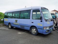 そして目の前の駐車場に停まっている小型バスに乗り込みます。