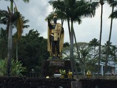そしてカメハメハ大王像。ハワイ州にある３体のうちの一つです。