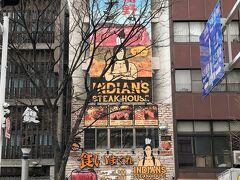 名古屋・伏見【Steak House Indian's】

2018年4月13日にオープンした【ステーキハウス インディアンズ】
名駅南店の写真。

とっても気になる。インドカレーではなくステーキを食いまくれ。

納屋橋近く、大きな看板が目印の名駅南店。
１階カウンター席のほかに、2階にはゆったりとできるボックス席を
完備。ランチタイム限定、１ポンド丼や、テレビ・雑誌でおなじみ
「うにく」の超プレミアムステーキ丼など１号店でおなじみの
メニューが楽しめます。