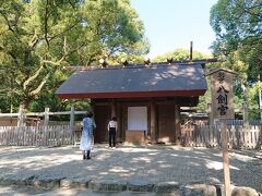 奥には別宮八剣宮
本宮と同じ熱田大神をまつってます
草薙の剣を神体とした天照大神が熱田大神だそう
天下人と言われる信長、秀吉、家康も崇敬した歴史ある社