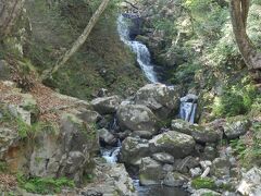 『蛇淵の滝』は、三段になって落ちる段瀑で、総落差は20mあります。