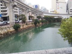 国際通りへ行く途中。久茂地川。川の色が不思議。