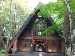同じ敷地内にある軽井沢高原教会へ。思っていたのより小さく？スルーして探し回ってしまいました。
やっと雨やんだぁ。