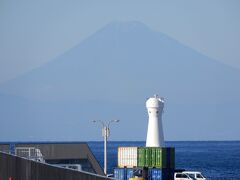 空気が澄んでいるから
大島から富士山のシルエットが見える
すごい！