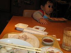 チャンパーで夕食。タイ料理です。

チャンパーは2019年まで、新宿サブナードにもありましたが、2020年姿を消しました。
1990年代は、渋谷の109にも入っていました。渋谷のお店の内装が一番好きでした。
伊勢丹会館店は今もあります。ずっと残ってほしいです。
ランチのセットがお得です。個々のヤムウンセンが一番好きです。あと、タロイモだったかヤムイモだったか、紫芋のデザートがおいしいです。今もあるかな。今年（2020年）行ってないかも。
麺はだいたい、どこのお店も美味しいですが。