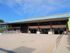 宮島桟橋に着きました。

水族館までは約1.7キロあります。
昨日息子が疲れたと言ってなかなか歩かなかったので、
ベビーカーでも借りるか…と少し本気で考えてしまいました。
（宮島桟橋近くのお店で借りれるそうですよ）

調べたら乗合バスとタクシー（島内に3台）があったので、乗合バスで行くことにしました。

乗合バスは「メープルライナー」という9人乗りの小さなバスです。
バスの運転手さんによると、今日から道路工事がはじまって車は迂回しなければならないそうです。
タクシーにしてたらもっと料金がかかってたかも。
乗合バスに乗れてよかった。