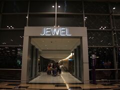 トランジットの時間を利用して、今年できたばかりの空港併設の商業施設、Jewelに繰り出します。そちらは番外編の旅行記でどうぞ。