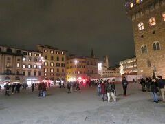 昔も今も、シニョーリア広場は人々でいっぱい。唯一の違いは、現代は（私も含め）よそ者ばかり（汗）