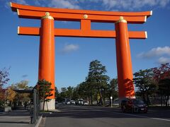 ●平安神宮大鳥居＠岡崎公園

いつ来ても、何度来ても、見上げてしまうこの鳥居。
高さは、24.4mあります。
日本で8番目に大きな鳥居になります。
