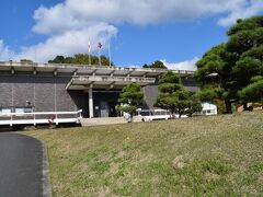 丹後郷土資料館です。山に少し上がったところにあります。この建物の左から、寺に登っていく道があります。