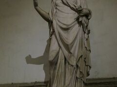 ランツィの回廊の彫刻も見ごたえがあります。