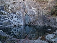 新神戸駅まで歩き、そこから山道へ布引の滝に来ました～
でも滝の水が少ない～
夏とか秋なら景色がいいかも、紅葉もあったし