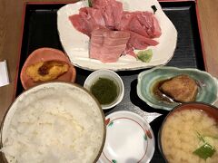 金沢駅百番街にある「魚菜屋」へ。

ダンナさんは「本マグロ中トロ定食（1,600円）」。