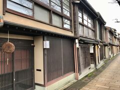 「主計町茶屋街」

江戸時代、富田主計の屋敷があったため主計町と呼ばれました。
趣のある茶屋街です。