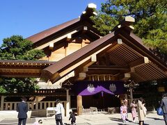 一旦、金山駅まで行ってコインロッカーに荷物を置き、神宮前駅に一駅戻って熱田神宮へ。一週間遅れとはいえ、七五三の人たちでいっぱい。